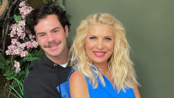 Η Ελένη Μενεγάκη ποζάρει αγκαλιά με τον γιο της, Άγγελο Λάτσιο