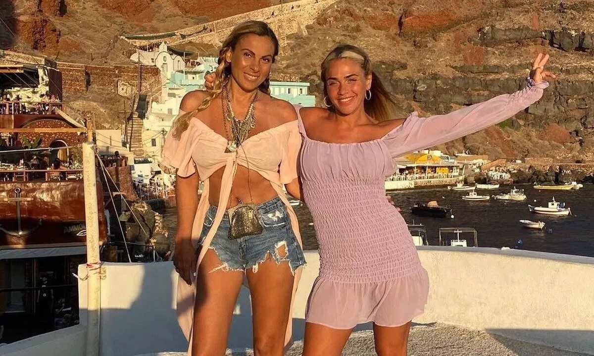 Η κόνι μεταξά με την μητέρα της