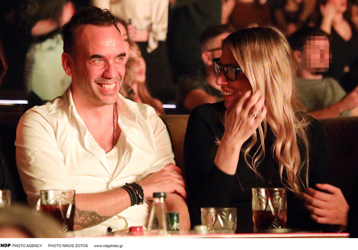 Ο Πάνος Μουζουράκης γελάει με την Μαριλού Κόζαρη στα μπουζούκια