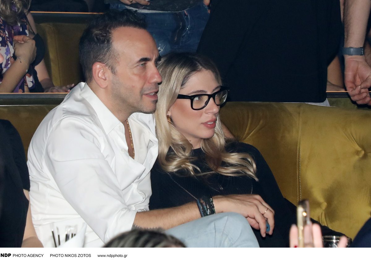 Ο Πάνος Μουζουράκης αγκαλιά με την Μαριλού Κόζαρη στα μπουζούκια