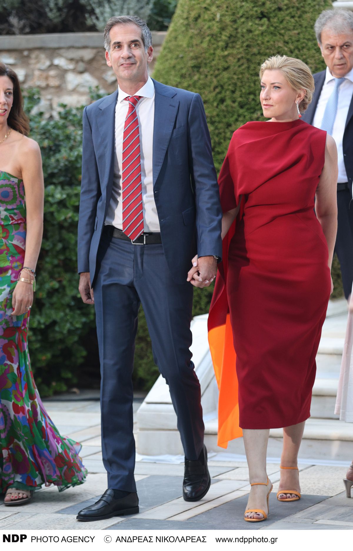 Ο Κώστας Μπακογιάννης χέρι χέρι με την Σία Κοσιώνη