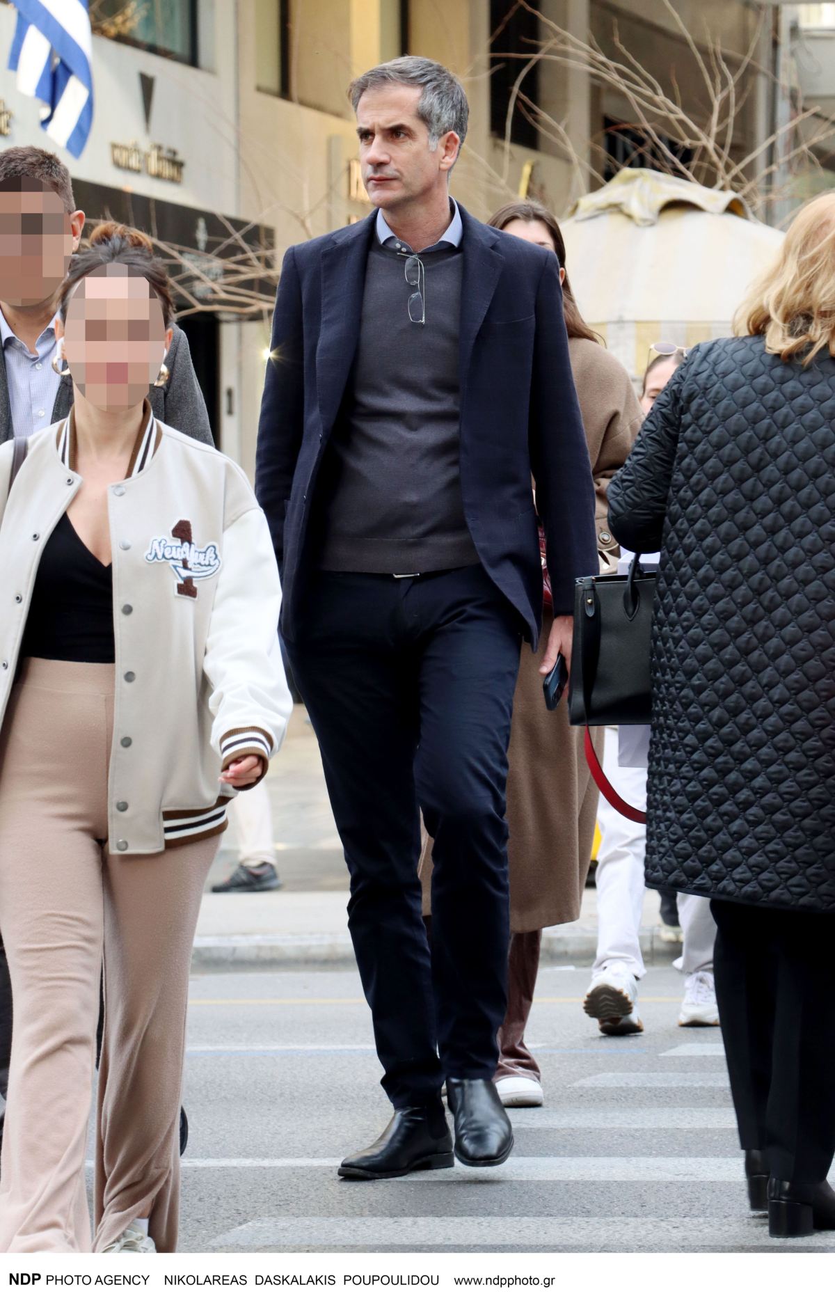 Ο Κώστας Μπακογιάννης στο κέντρο της Αθήνας σε μοναχική βόλτα