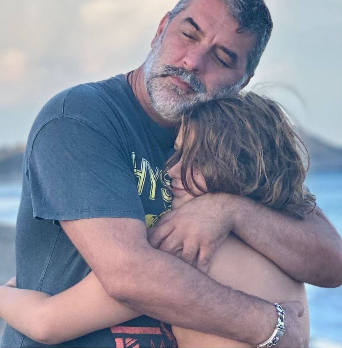 Ο Βασίλης Μπισμπίκης με το γιο του