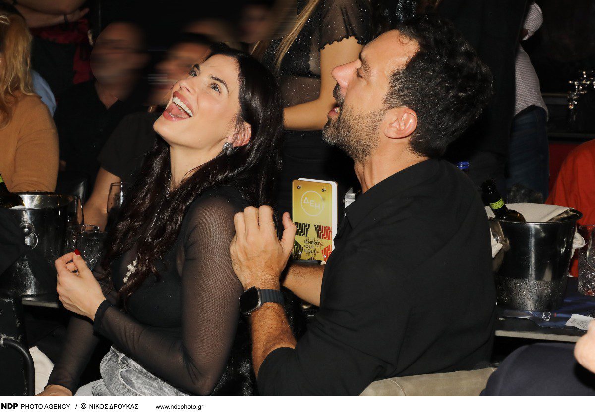 Η Χριστίνα Μπόμπα και ο Σάκης Τανιμανίδης γελούν