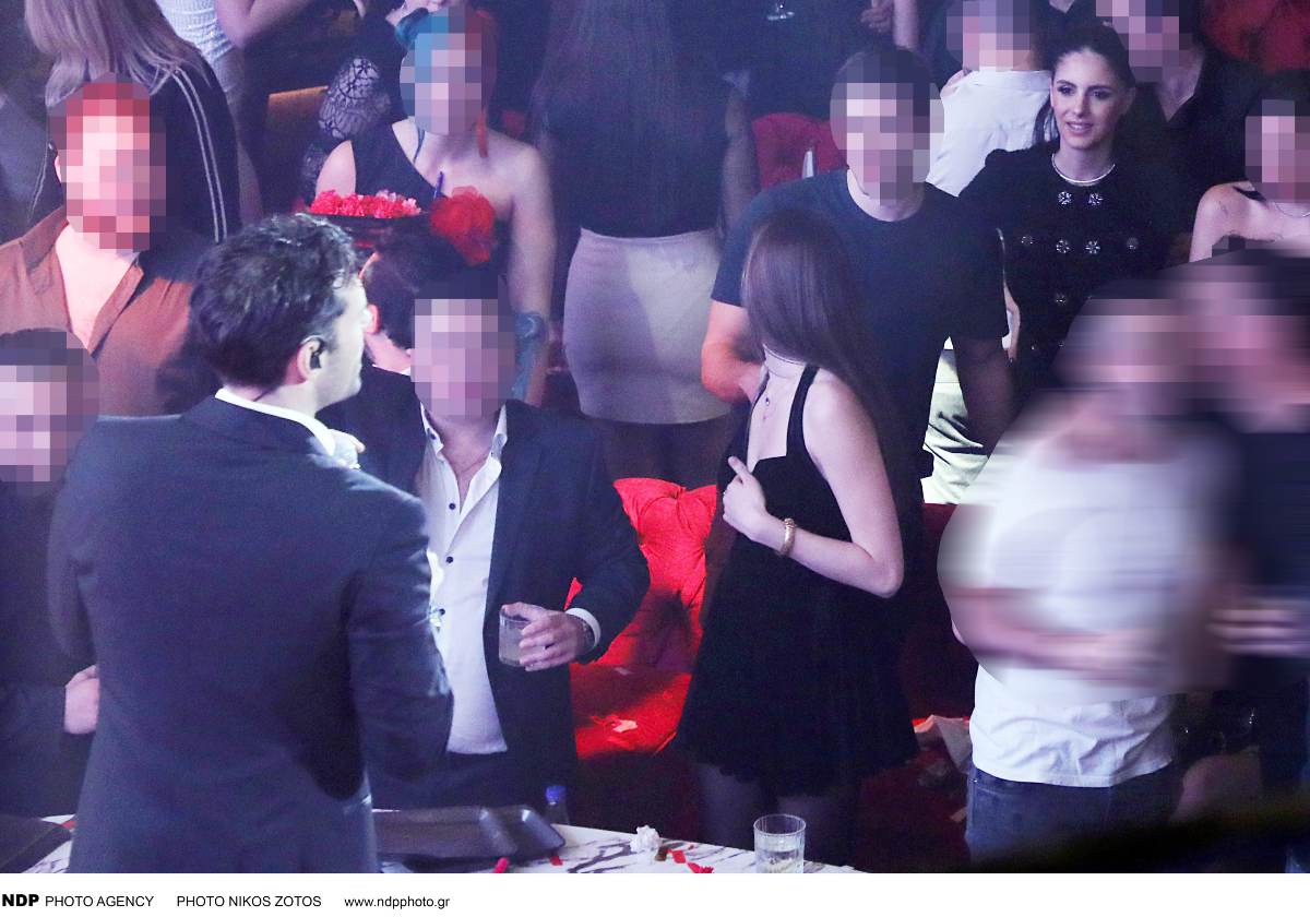 Η Αλεξάνδρα Νίκα στα μπουζούκια που τραγουδάει ο Αργυρός