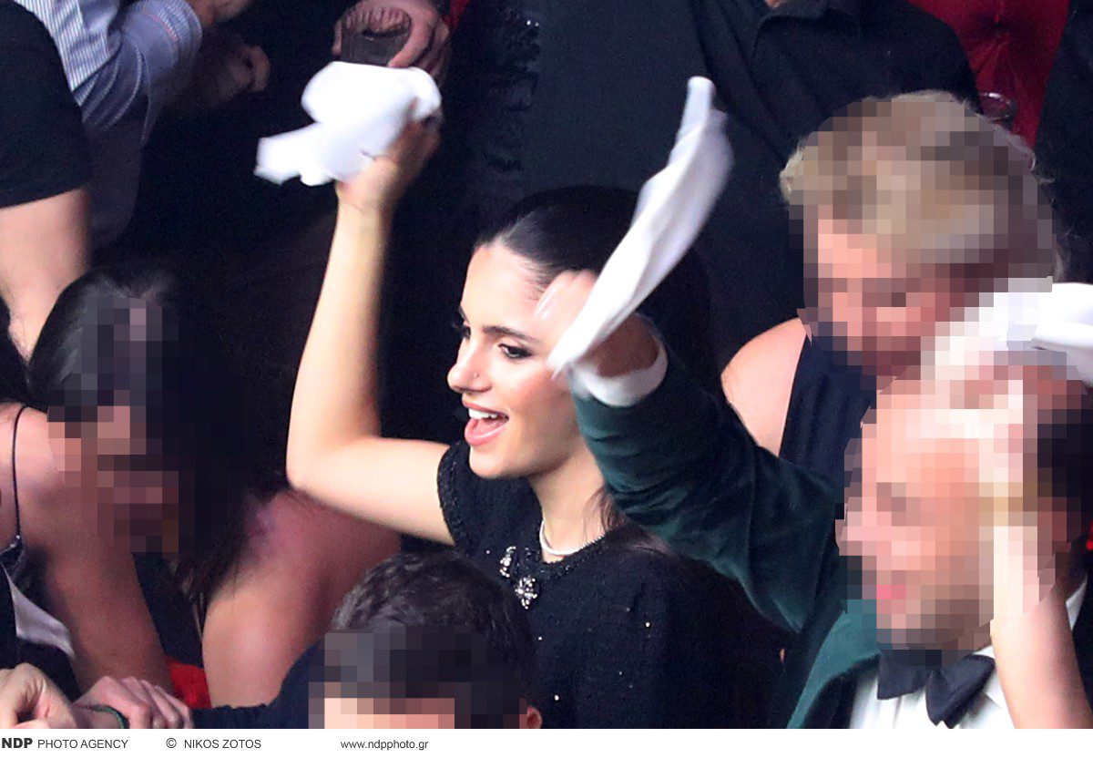 Η Αλεξάνδρα Νίκα στα μπουζούκια που τραγουδάει ο Αργυρός