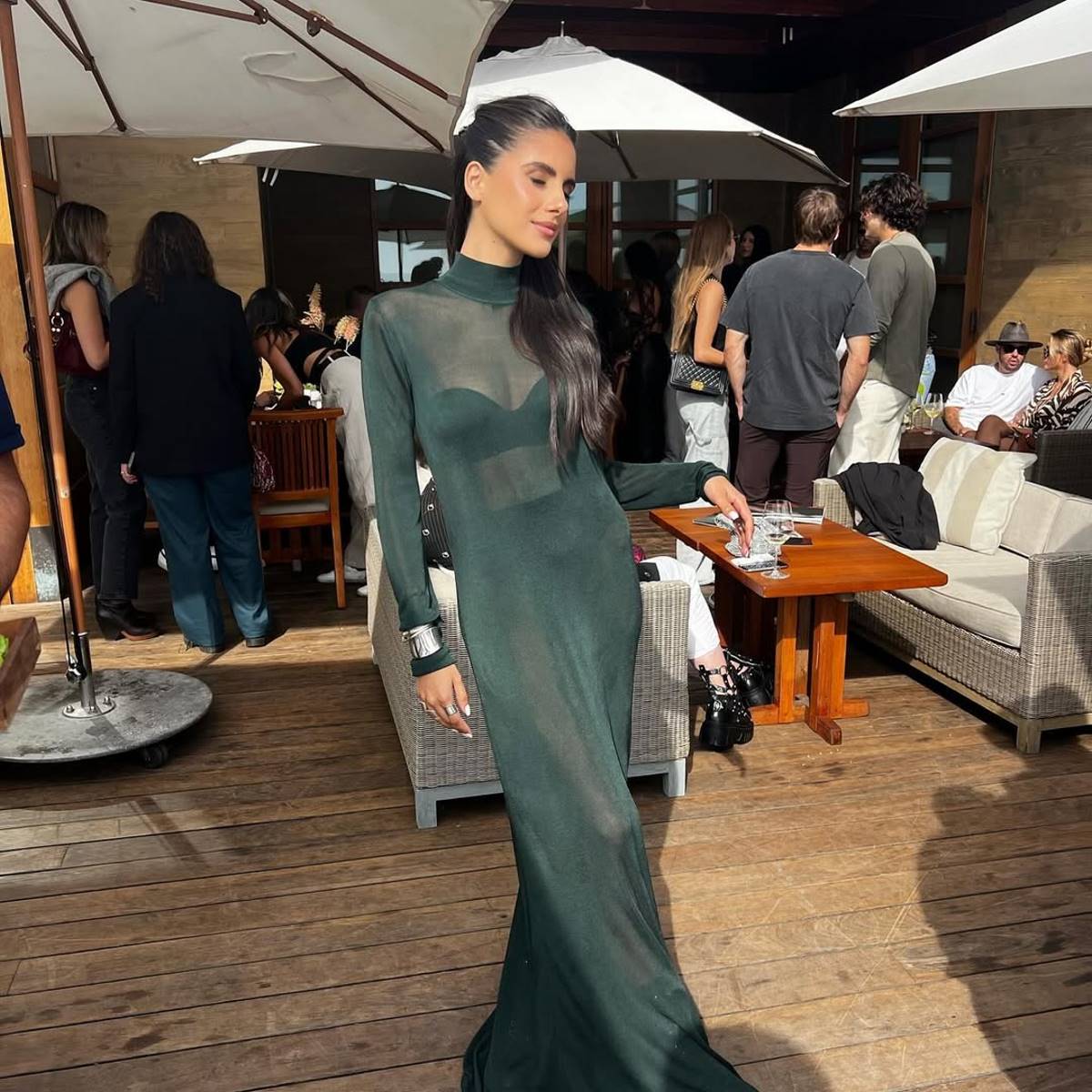 Το διάφανο φόρεμα αναδεικνύει η Αλεξάνδρα Νίκα