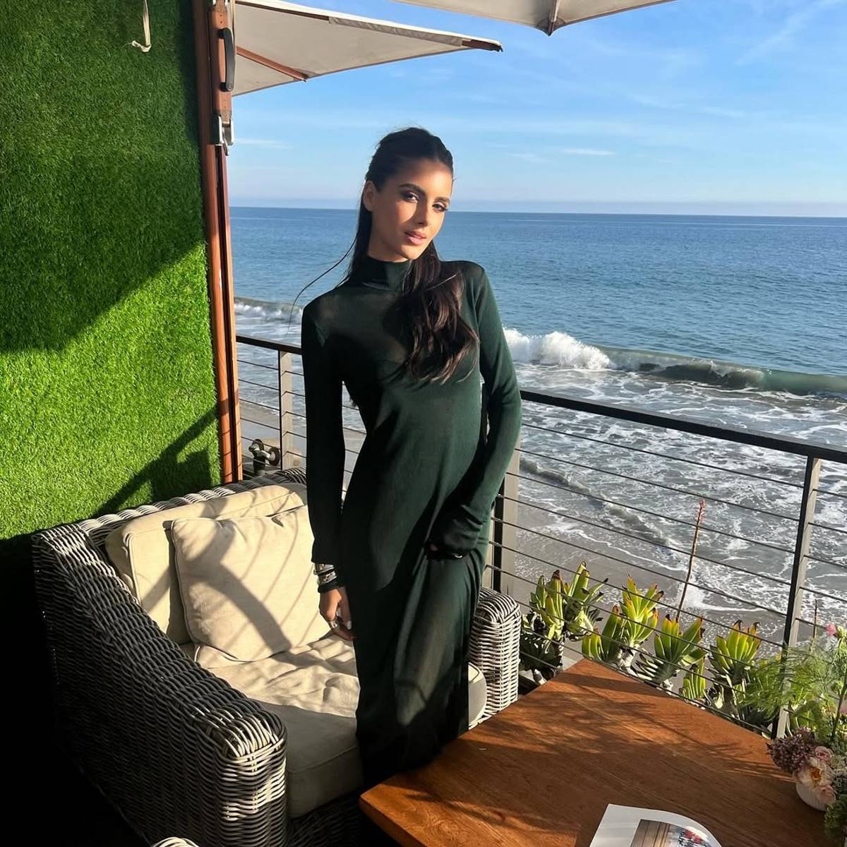 Ένα διάφανο φόρεμα φόρεσε η Αλεξάνδρα Νίκα σε βόλτα στη θάλασσα