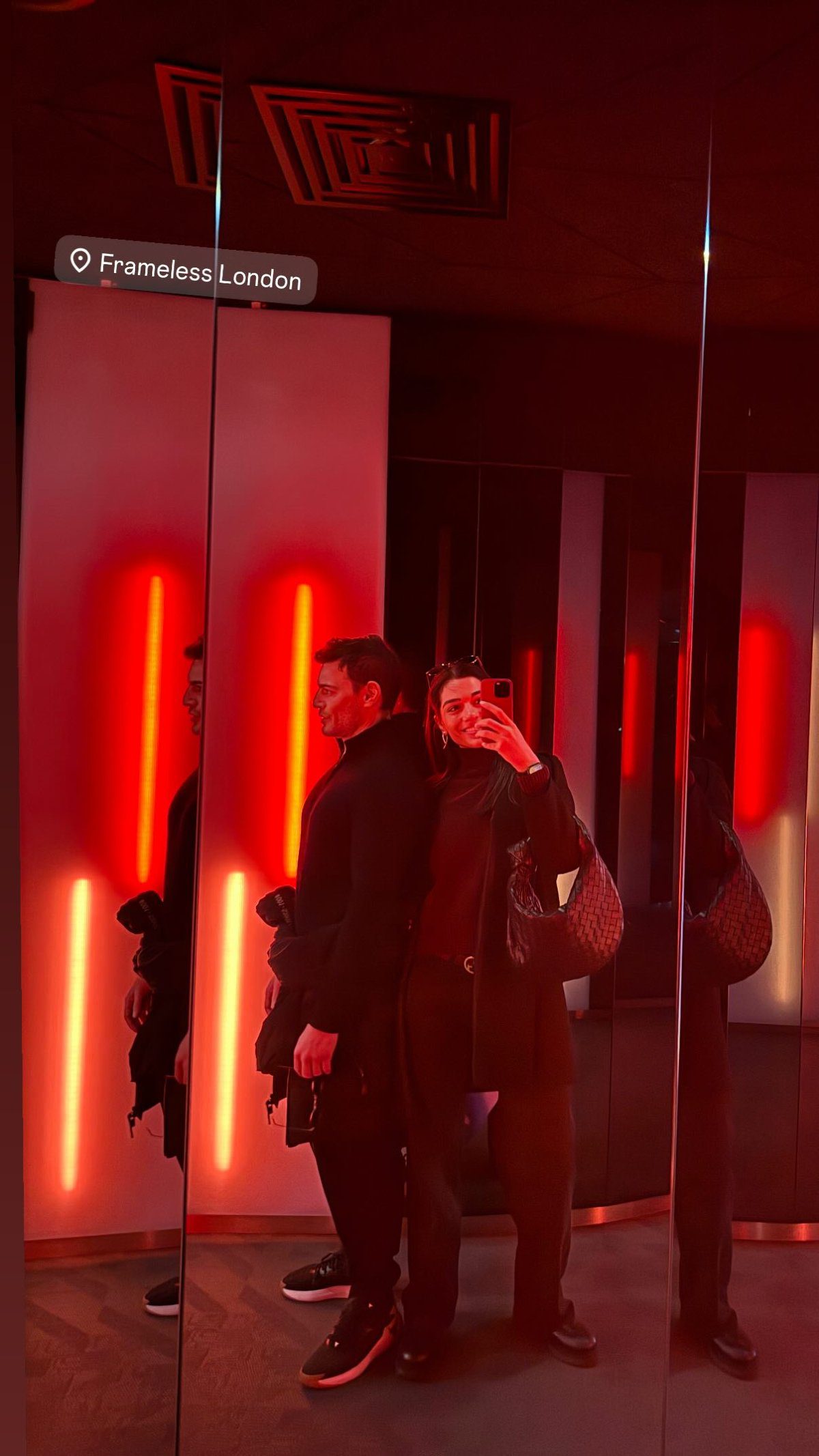 H Μελίνα ΝικολαΊδη και ο Δημήτρης Φιντιρίκος φωτογραφίζονται σε καθρέφτη