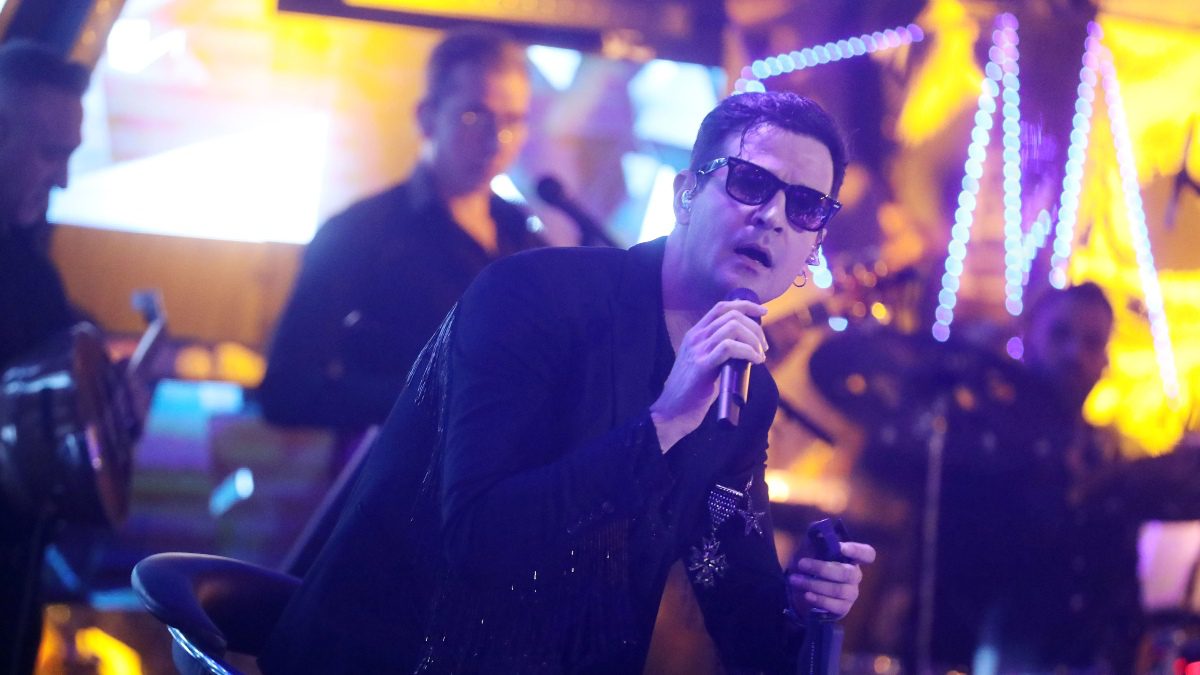 Ο Νίνο με το μικρόφωνο στο χέρι στην πίστα