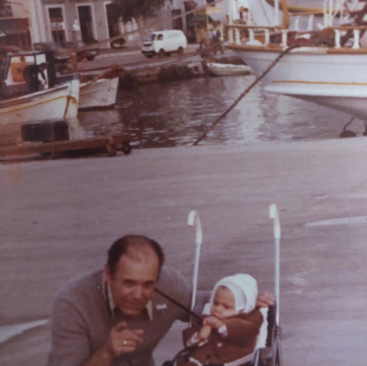 Ο Δημήτρης Ουγγαρέζος σε παιδική ηλικία με τον μπαμπά του