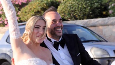 Ο Πάνος Μουζουράκης στον γάμο του με την Μαριλού Κόζαρη.