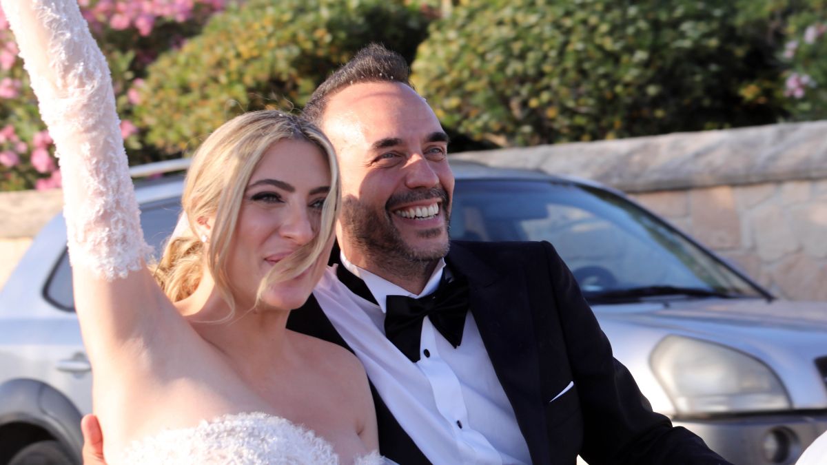 Ο Πάνος Μουζουράκης στον γάμο του με την Μαριλού Κόζαρη.