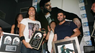 Ο Παντελής Παντελίδης με τον κιθαρίστα του