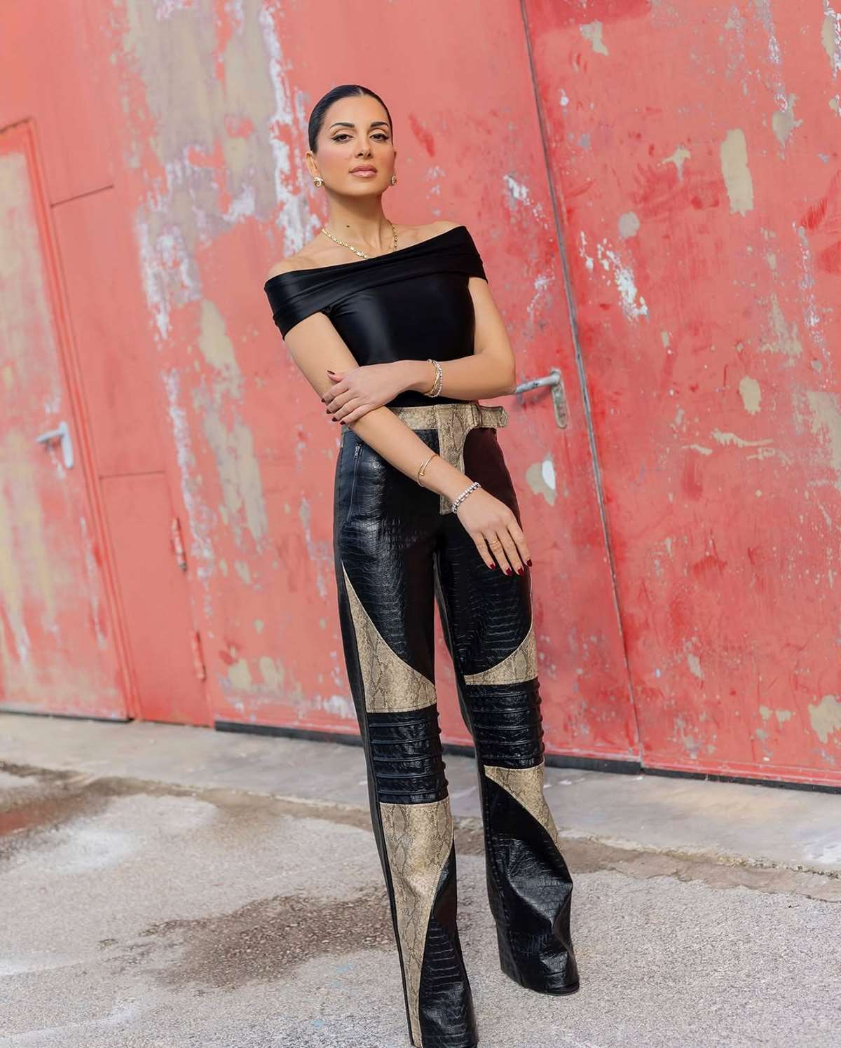 H Σταματίνα Τσιμτσιλή έξω από το στούντιο της εκπομπής