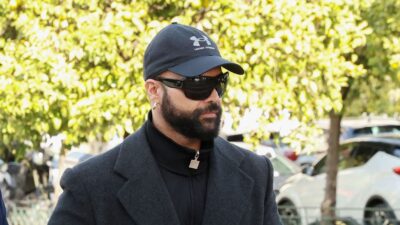 Ο Περικλής Κονδυλάτος με καπέλο και γυαλιά σε βόλτα