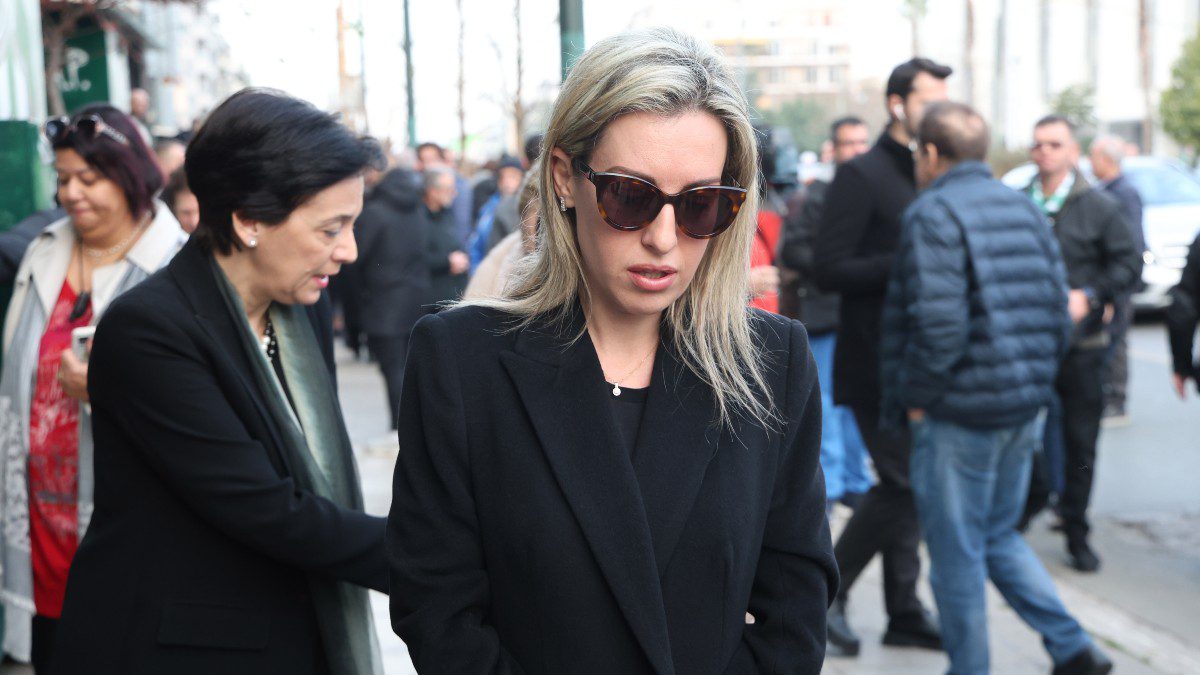 Η Πόπη Δομάζου έξω από το γήπεδο του Πανθηναϊκού