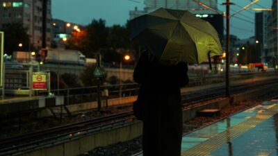 κοπέλα με ομπρέλα στην βροχή