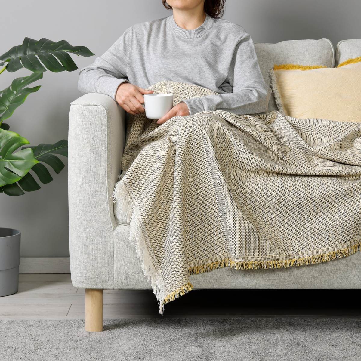 Σαλόνι με καναπέ και ριχτάρι ΙΚΕΑ