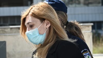 Η Ρούλα Πισπιρίγκου με μάσκα