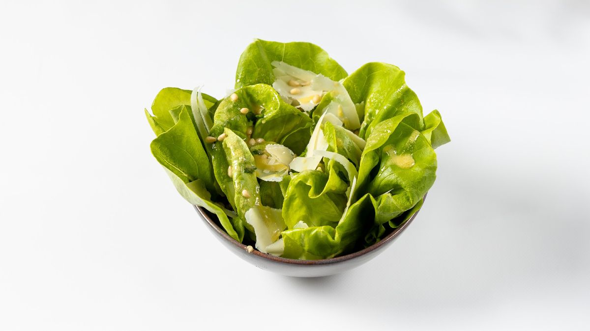 Το Jackson Hall, το θρυλικό στέκι στο Κολωνάκι, ανοίγει ξανά τις πόρτες του στον πεζόδρομο της Μηλιώνη