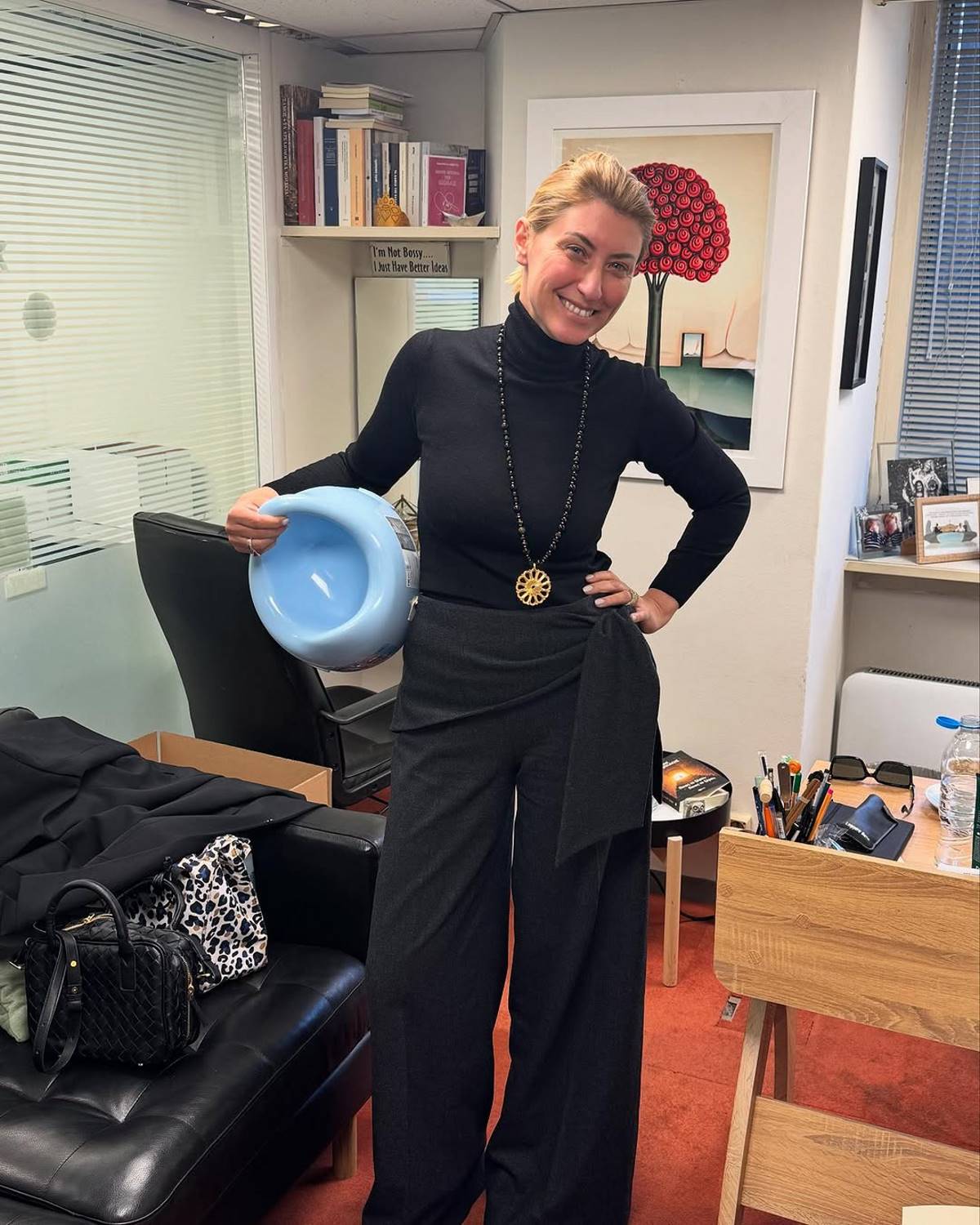 H Σια Κοσιώνη με μαύρο σύνολο στο γραφείο της