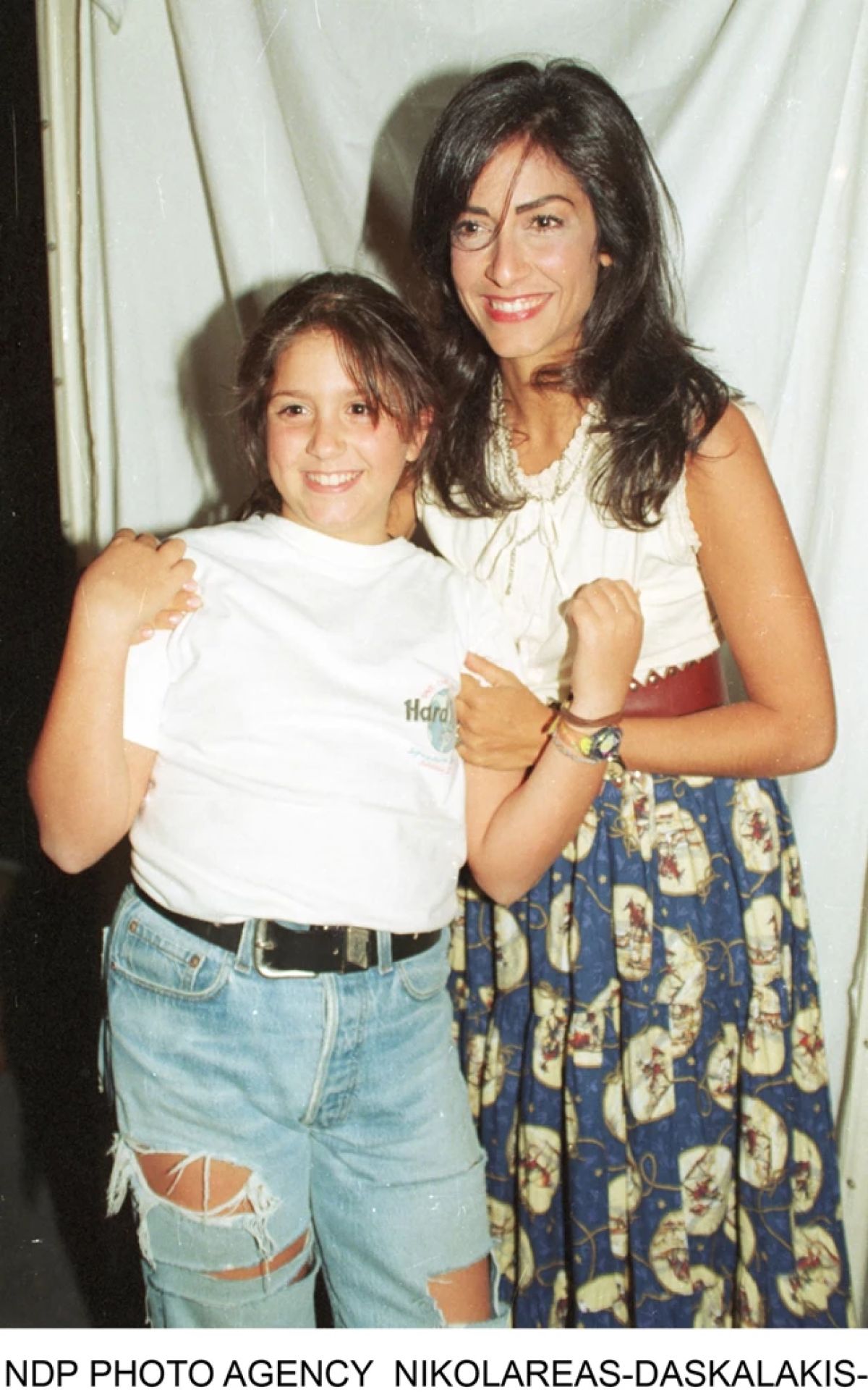 Η Σοφία Καρβέλα με την Άννα Βίσση σε μικρή ηλικία