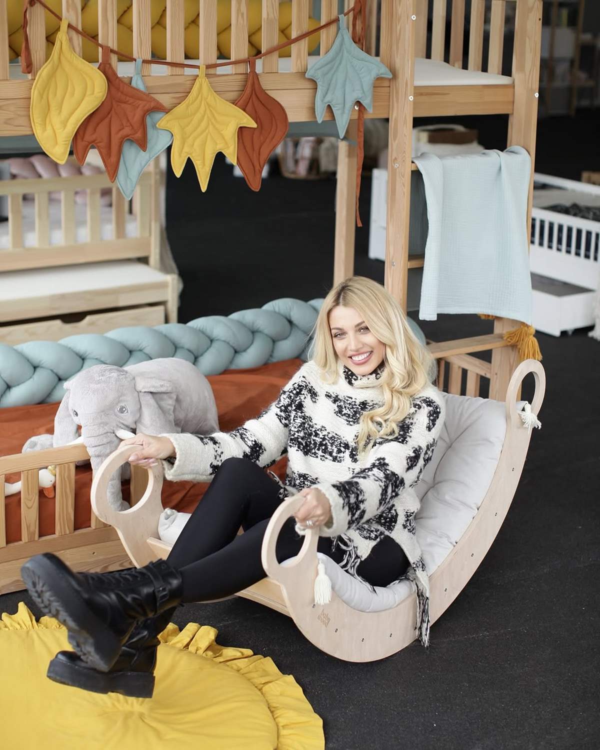 Η Κωνσταντίνα Σπυροπούλου σε κατάστημα με παιδικά έπιπλα