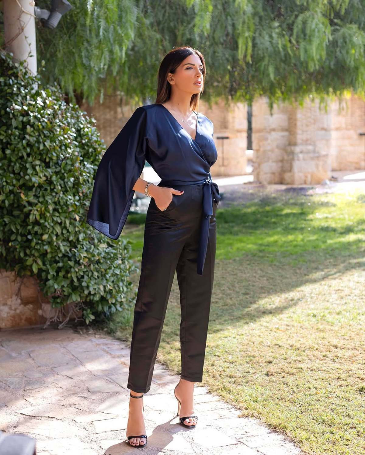 Με πουκάμισο και μαύρο παντελόνι έξω από το πλατό η Σταματίνα Τσιμτσιλή