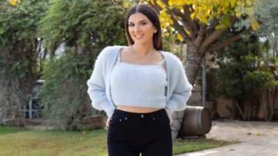 H Σταματίνα Τσιμτσιλή έξω από το στούντιο της εκπομπής