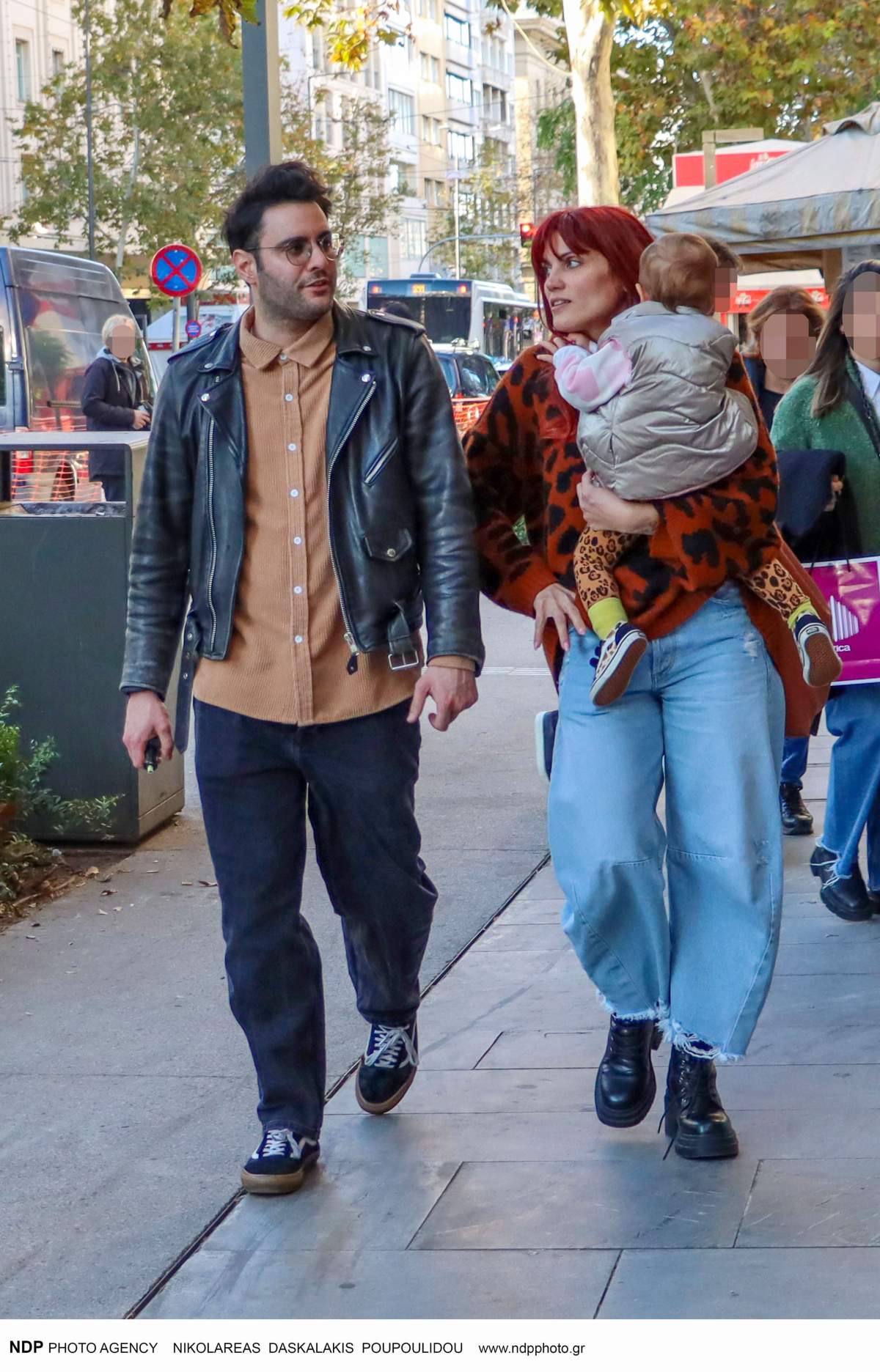 Η Μαίρη Συνατσάκη αγκαλιά με την κόρη της και ο Ίαν Στρατής