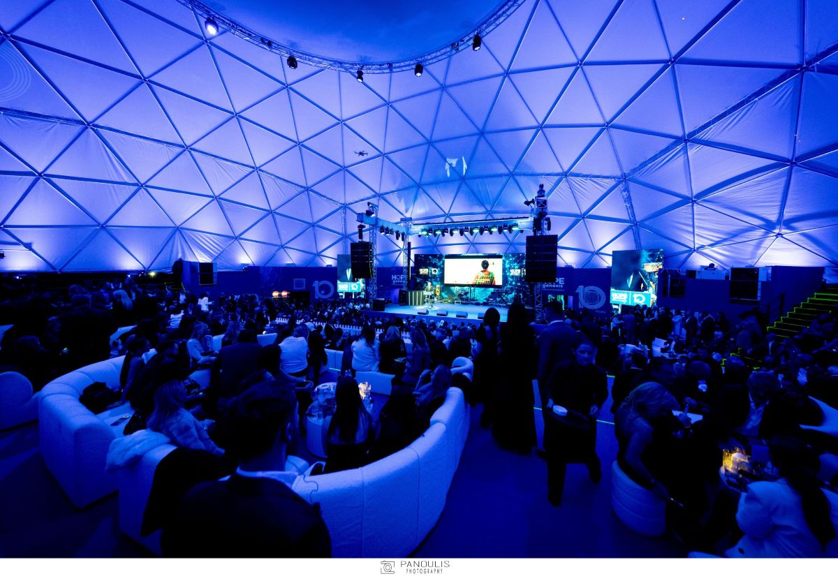 Η φιλανθρωπική εκδήλωση της HOPEgenesis στο ειδικά διαμορφωμένο Θέατρο Λυκαβηττού