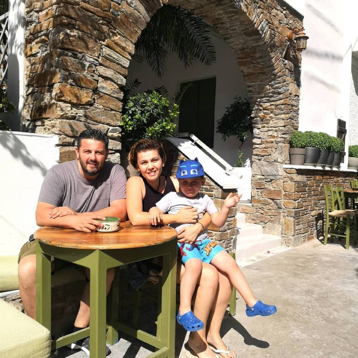 Η Μάγκι Ταμπακάκη με την οικογένειά της