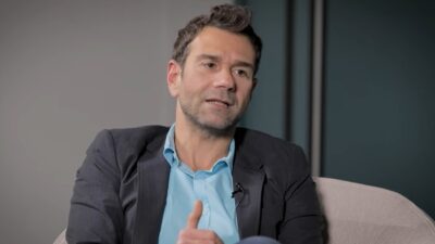 Ο Τάσος Ιορδανίδης δίνει συνέντευξη