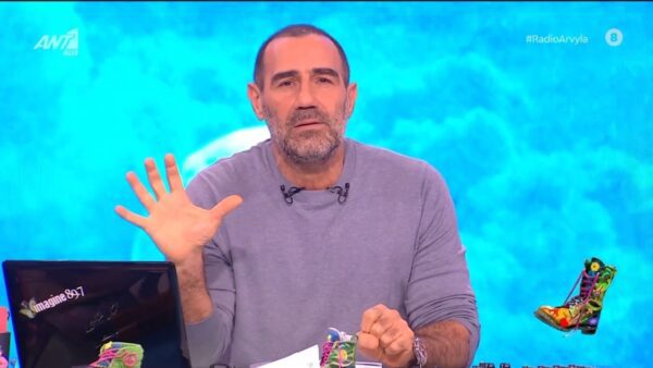 Ο Αντώνης Κανάκης στο πλατό των Ράδιο Αρβύλα