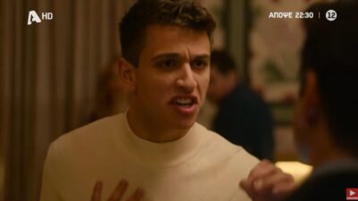 Ηθοποιός σε σκηνή στον τιμωρό φωνάζει