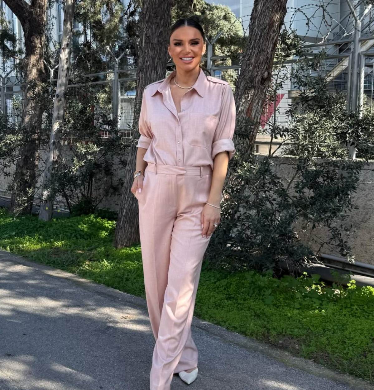Η Ελένη Τσολάκη με ροζ πουκάμισο και παντελόνι