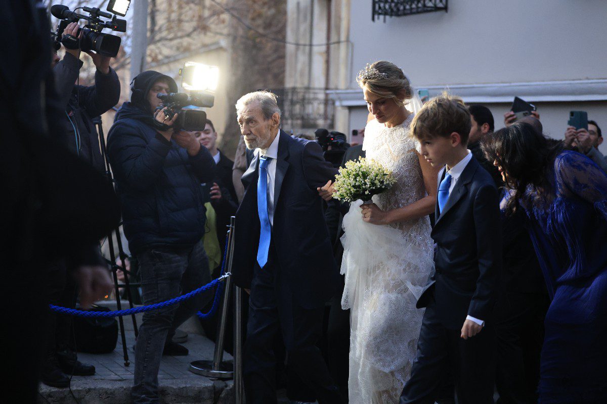 Γάμος Ντε Γκρες - Βαρδινογιάννη: Έφτασαν η νύφη και ο γαμπρός στην εκκλησία - Εντυπωσιακή με το λαμπερό νυφικό της