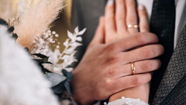 Βέρες σε ζευγάρι σε γάμο