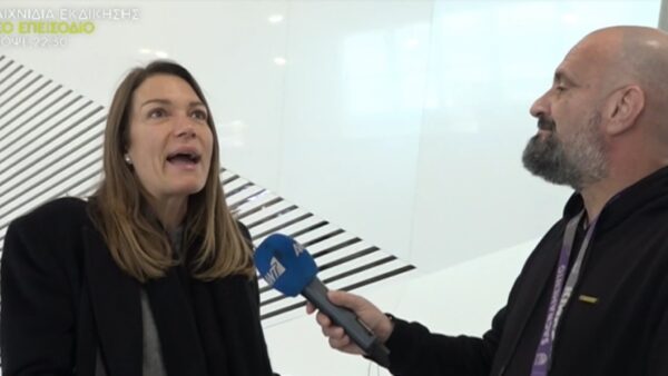 Η Βίκυ Καγιά στο αεροδρόμιο με τον Γρηγόρη Μπάκα