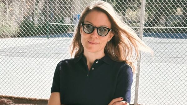 Η Βίκυ Καγιά φωτογραφίζεται στον δρόμο