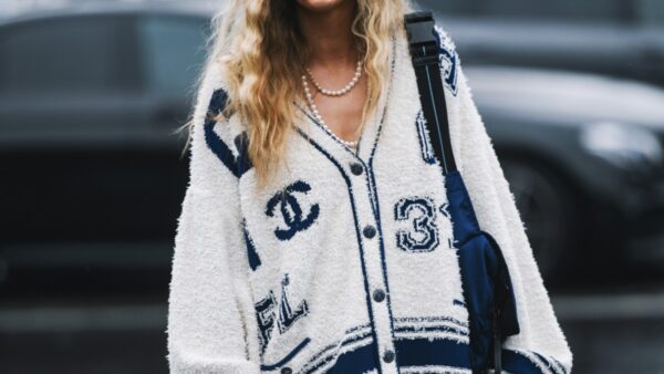 Κολιέ με πέρλες φοράει γυναίκα με ζακέτα