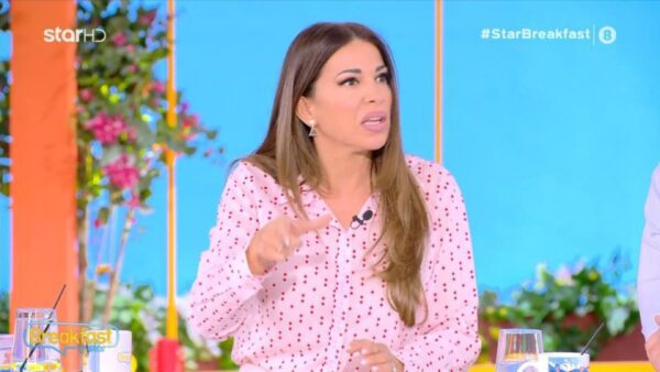 Η Ελένη Χατζίδου με ροζ πουκάμισο