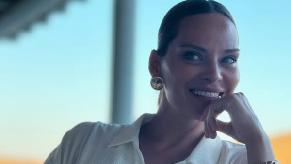 H Υβόννη Μπόσνιακ χαμογελάει στον φακό