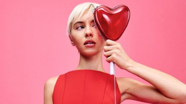 Ο Άγιος Βαλεντίνος γιορτάζεται με κόκκινο φόρεμα zara