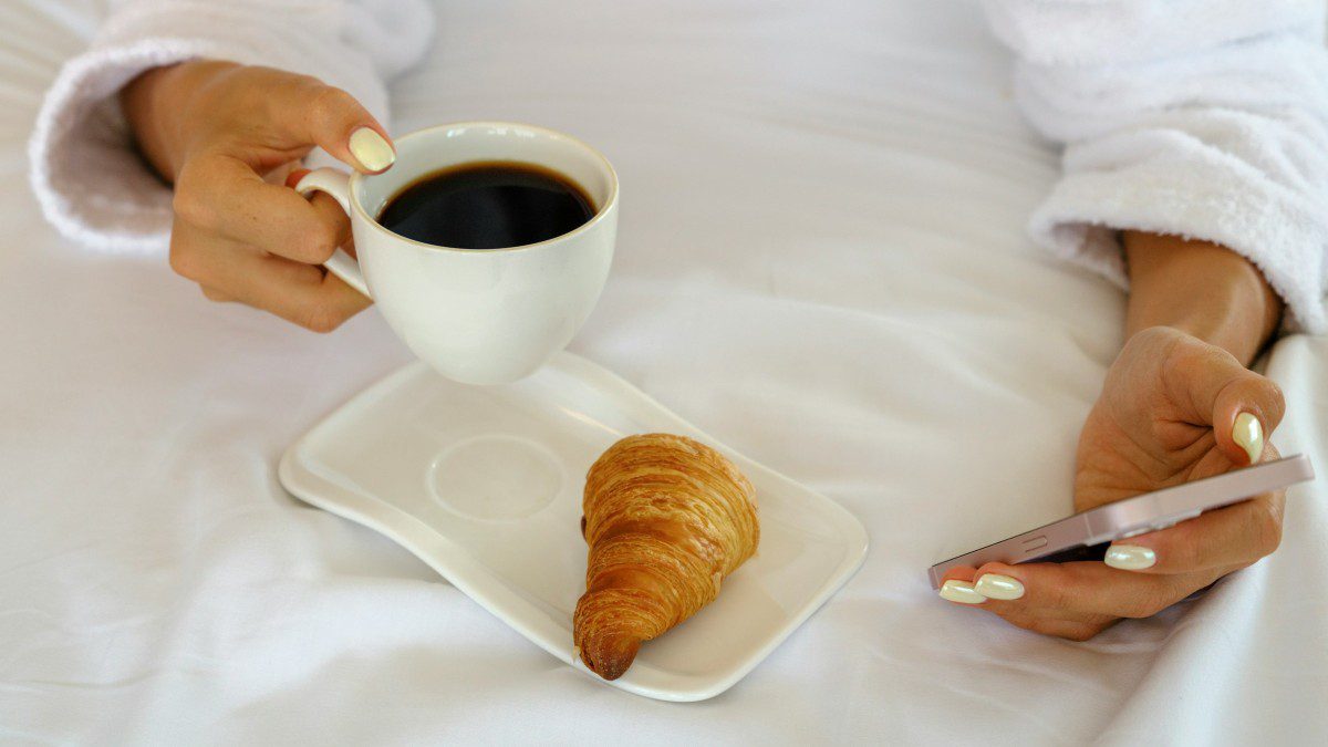 πρωινό με καφέ και κρουασάν