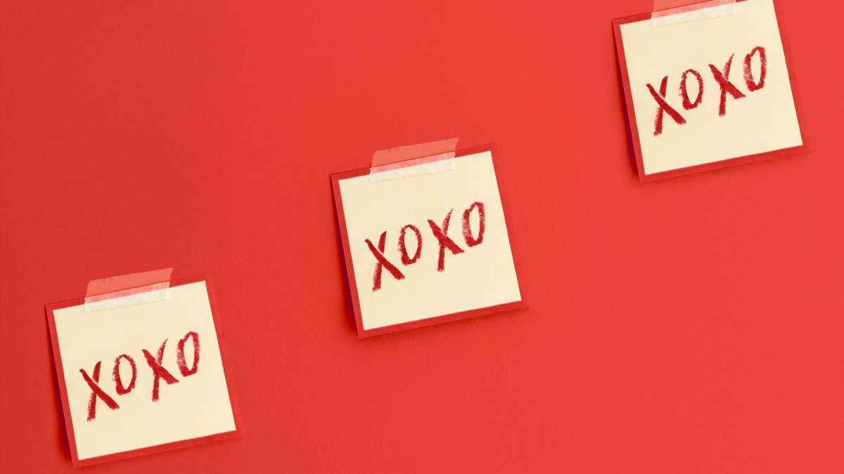 ποστερ που γράφουν πάνω XOXO