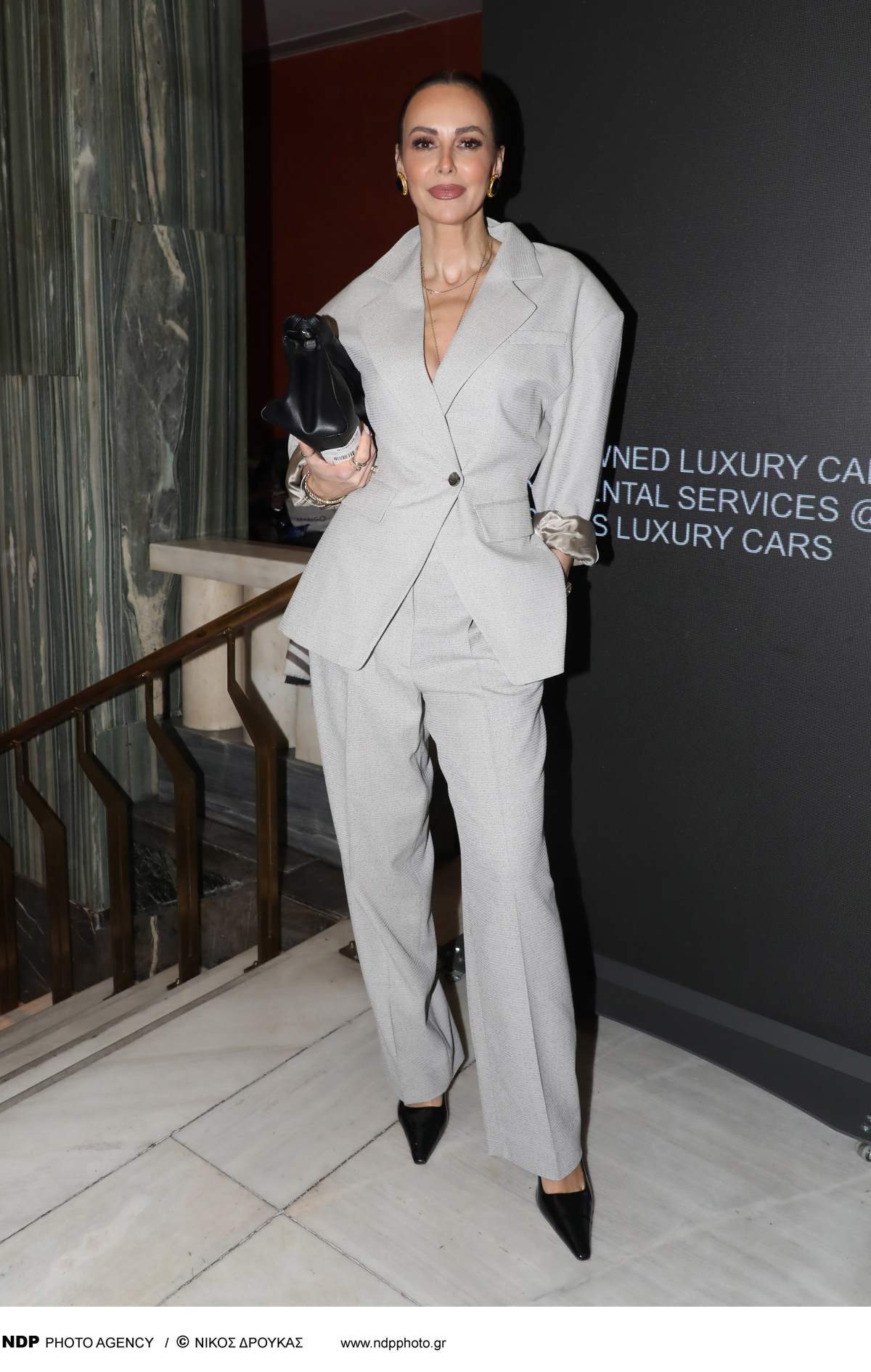 Η Μπέτυ Μαγγίρα σε έξοδό της στο θέατρο