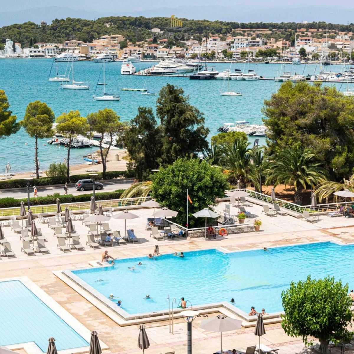 Χαλάρωση στην πισίνα του AKS Hotels