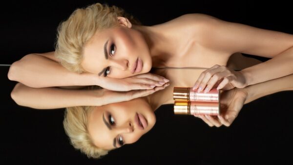 Η Αλεξάνδρα Παναγιώταρου με τα προϊόντα AVGERINOS